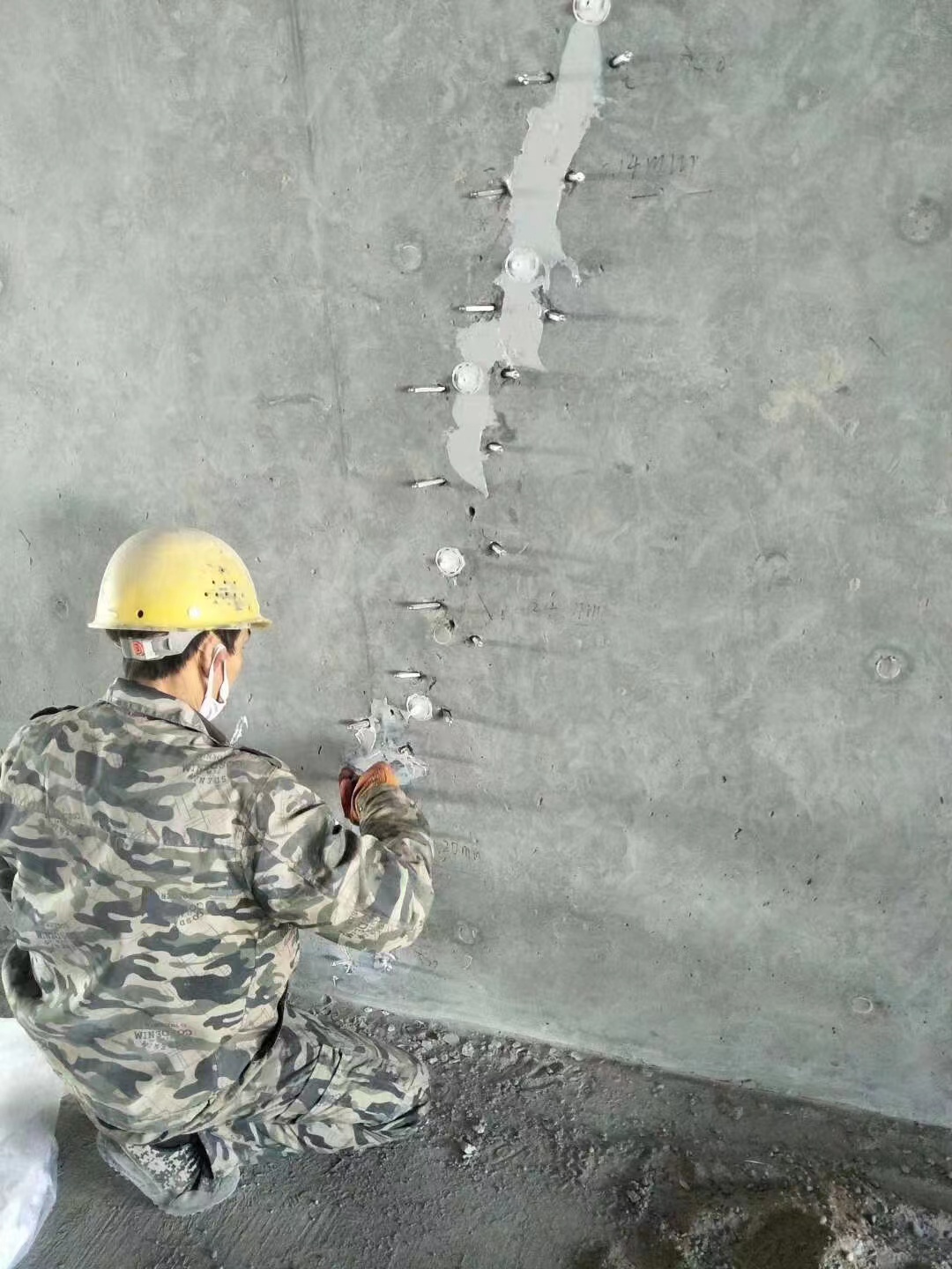 革吉混凝土楼板裂缝加固施工的方案